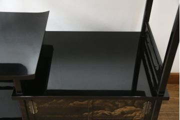 中古　美品　伝統工芸家具　輪島塗り　蝋色塗り　浜高悦朗作　漆の深く美しい黒色に繊細な山水蒔絵が映える飾り棚(茶棚、収納棚、違い棚)(R-052238)