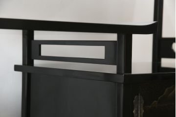 中古　美品　伝統工芸家具　輪島塗り　蝋色塗り　浜高悦朗作　漆の深く美しい黒色に繊細な山水蒔絵が映える飾り棚(茶棚、収納棚、違い棚)(R-052238)
