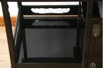 中古　美品　伝統工芸家具　輪島塗り　蝋色塗り　浜高悦朗作　漆の深く美しい黒色に繊細な山水蒔絵が映える飾り棚(茶棚、収納棚、違い棚)(R-052238)