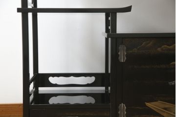 中古　美品　伝統工芸家具　輪島塗り　蝋色塗り　浜高悦朗作　漆の深く美しい黒色に繊細な山水蒔絵が映える飾り棚(茶棚、収納棚、違い棚)(R-052238)