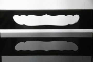 中古　美品　伝統工芸家具　輪島塗り　蝋色塗り　浜高悦朗作　漆の深く美しい黒色に繊細な山水蒔絵が映える飾り棚(茶棚、収納棚、違い棚)(R-052238)