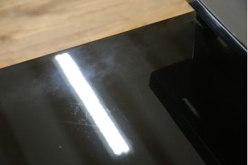 中古　美品　伝統工芸家具　輪島塗り　蝋色塗り　浜高悦朗作　漆の深く美しい黒色に繊細な山水蒔絵が映える飾り棚(茶棚、収納棚、違い棚)(R-052238)