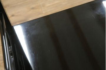 中古　美品　伝統工芸家具　輪島塗り　蝋色塗り　浜高悦朗作　漆の深く美しい黒色に繊細な山水蒔絵が映える飾り棚(茶棚、収納棚、違い棚)(R-052238)