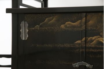 中古　美品　伝統工芸家具　輪島塗り　蝋色塗り　浜高悦朗作　漆の深く美しい黒色に繊細な山水蒔絵が映える飾り棚(茶棚、収納棚、違い棚)(R-052238)