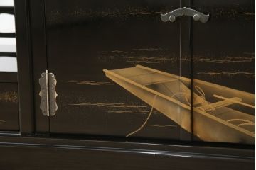 中古　美品　伝統工芸家具　輪島塗り　蝋色塗り　浜高悦朗作　漆の深く美しい黒色に繊細な山水蒔絵が映える飾り棚(茶棚、収納棚、違い棚)(R-052238)