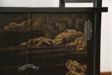 中古　美品　伝統工芸家具　輪島塗り　蝋色塗り　浜高悦朗作　漆の深く美しい黒色に繊細な山水蒔絵が映える飾り棚(茶棚、収納棚、違い棚)(R-052238)