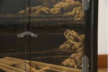 中古　美品　伝統工芸家具　輪島塗り　蝋色塗り　浜高悦朗作　漆の深く美しい黒色に繊細な山水蒔絵が映える飾り棚(茶棚、収納棚、違い棚)(R-052238)