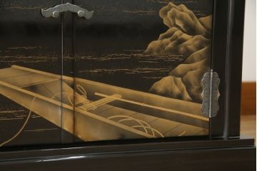 中古　美品　伝統工芸家具　輪島塗り　蝋色塗り　浜高悦朗作　漆の深く美しい黒色に繊細な山水蒔絵が映える飾り棚(茶棚、収納棚、違い棚)(R-052238)