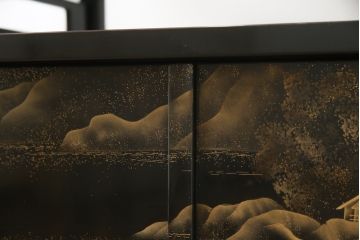 中古　美品　伝統工芸家具　輪島塗り　蝋色塗り　浜高悦朗作　漆の深く美しい黒色に繊細な山水蒔絵が映える飾り棚(茶棚、収納棚、違い棚)(R-052238)