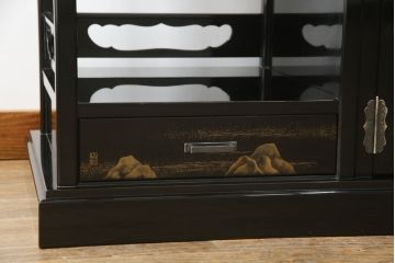 中古　美品　伝統工芸家具　輪島塗り　蝋色塗り　浜高悦朗作　漆の深く美しい黒色に繊細な山水蒔絵が映える飾り棚(茶棚、収納棚、違い棚)(R-052238)