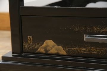 中古　美品　伝統工芸家具　輪島塗り　蝋色塗り　浜高悦朗作　漆の深く美しい黒色に繊細な山水蒔絵が映える飾り棚(茶棚、収納棚、違い棚)(R-052238)