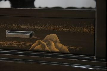 中古　美品　伝統工芸家具　輪島塗り　蝋色塗り　浜高悦朗作　漆の深く美しい黒色に繊細な山水蒔絵が映える飾り棚(茶棚、収納棚、違い棚)(R-052238)