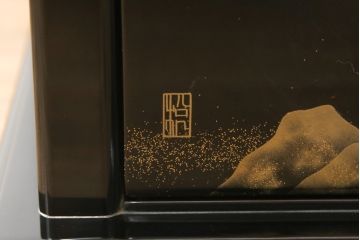 中古　美品　伝統工芸家具　輪島塗り　蝋色塗り　浜高悦朗作　漆の深く美しい黒色に繊細な山水蒔絵が映える飾り棚(茶棚、収納棚、違い棚)(R-052238)