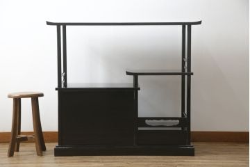 中古　美品　伝統工芸家具　輪島塗り　蝋色塗り　浜高悦朗作　漆の深く美しい黒色に繊細な山水蒔絵が映える飾り棚(茶棚、収納棚、違い棚)(R-052238)