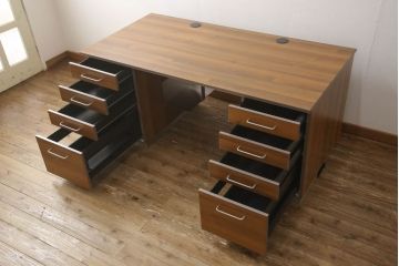中古　美品　海外輸入品　ウォールナットプリント　メタル　収納力抜群のシンプルな両袖机(プレジデントデスク、オフィスデスク、ワークデスク、在宅ワーク、在宅用)(R-052241)