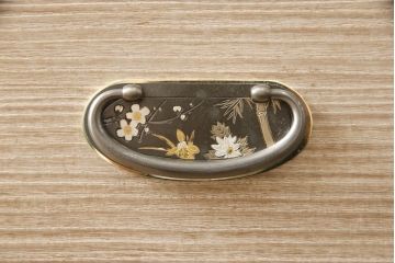 中古　美品　四季折々の花の飾り金具が美しい加茂総桐箪笥(定価約110万円)(総桐たんす、桐タンス、着物箪笥、衣装タンス)(R-052251)