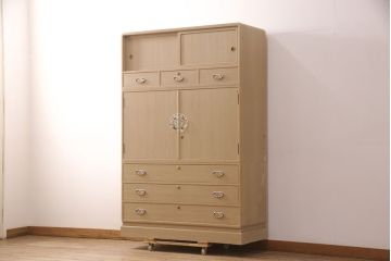 中古　美品　かくし付き　衣装盆付き　可愛らしい花の金具が魅力の可愛らしい花の金具の加茂総桐箪笥(胴厚・四方丸)(定価約120万円)(総桐たんす、桐タンス、着物箪笥、衣装タンス)(R-052253)