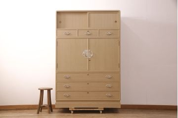 中古　美品　かくし付き　衣装盆付き　可愛らしい花の金具が魅力の可愛らしい花の金具の加茂総桐箪笥(胴厚・四方丸)(定価約120万円)(総桐たんす、桐タンス、着物箪笥、衣装タンス)(R-052253)