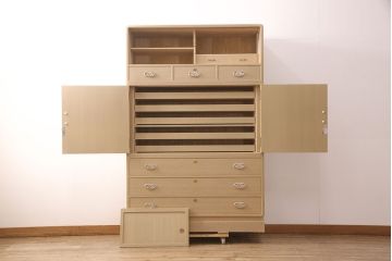 中古　美品　かくし付き　衣装盆付き　可愛らしい花の金具が魅力の可愛らしい花の金具の加茂総桐箪笥(胴厚・四方丸)(定価約120万円)(総桐たんす、桐タンス、着物箪笥、衣装タンス)(R-052253)