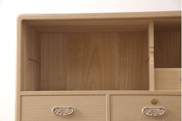 中古　美品　かくし付き　衣装盆付き　可愛らしい花の金具が魅力の可愛らしい花の金具の加茂総桐箪笥(胴厚・四方丸)(定価約120万円)(総桐たんす、桐タンス、着物箪笥、衣装タンス)(R-052253)