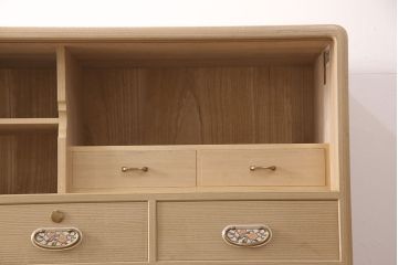 中古　美品　かくし付き　衣装盆付き　可愛らしい花の金具が魅力の可愛らしい花の金具の加茂総桐箪笥(胴厚・四方丸)(定価約120万円)(総桐たんす、桐タンス、着物箪笥、衣装タンス)(R-052253)