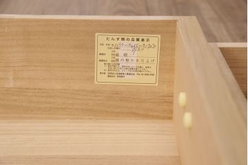 中古　美品　かくし付き　衣装盆付き　可愛らしい花の金具が魅力の可愛らしい花の金具の加茂総桐箪笥(胴厚・四方丸)(定価約120万円)(総桐たんす、桐タンス、着物箪笥、衣装タンス)(R-052253)