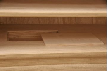 中古　美品　かくし付き　衣装盆付き　可愛らしい花の金具が魅力の可愛らしい花の金具の加茂総桐箪笥(胴厚・四方丸)(定価約120万円)(総桐たんす、桐タンス、着物箪笥、衣装タンス)(R-052253)