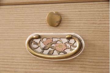 中古　美品　かくし付き　衣装盆付き　可愛らしい花の金具が魅力の可愛らしい花の金具の加茂総桐箪笥(胴厚・四方丸)(定価約120万円)(総桐たんす、桐タンス、着物箪笥、衣装タンス)(R-052253)