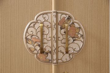 中古　美品　かくし付き　衣装盆付き　可愛らしい花の金具が魅力の可愛らしい花の金具の加茂総桐箪笥(胴厚・四方丸)(定価約120万円)(総桐たんす、桐タンス、着物箪笥、衣装タンス)(R-052253)