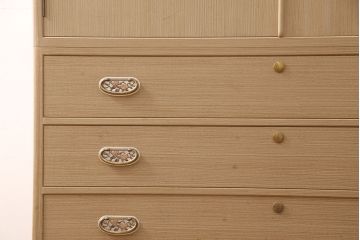 中古　美品　かくし付き　衣装盆付き　可愛らしい花の金具が魅力の可愛らしい花の金具の加茂総桐箪笥(胴厚・四方丸)(定価約120万円)(総桐たんす、桐タンス、着物箪笥、衣装タンス)(R-052253)