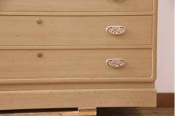 中古　美品　かくし付き　衣装盆付き　可愛らしい花の金具が魅力の可愛らしい花の金具の加茂総桐箪笥(胴厚・四方丸)(定価約120万円)(総桐たんす、桐タンス、着物箪笥、衣装タンス)(R-052253)