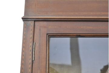 イギリスアンティーク　高級品　マホガニー材　象嵌入りで上品なデザインが目を引くキャビネット(ガラスケース、飾り棚、陳列棚)(R-052259)
