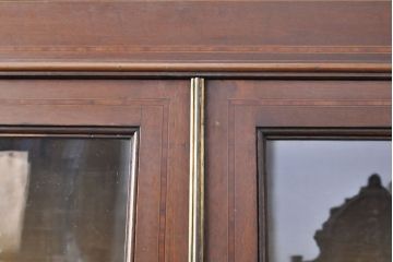 イギリスアンティーク　高級品　マホガニー材　象嵌入りで上品なデザインが目を引くキャビネット(ガラスケース、飾り棚、陳列棚)(R-052259)