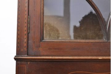 イギリスアンティーク　高級品　マホガニー材　象嵌入りで上品なデザインが目を引くキャビネット(ガラスケース、飾り棚、陳列棚)(R-052259)