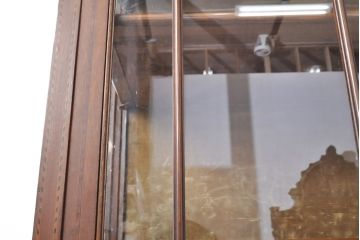 イギリスアンティーク　高級品　マホガニー材　象嵌入りで上品なデザインが目を引くキャビネット(ガラスケース、飾り棚、陳列棚)(R-052259)