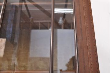 イギリスアンティーク　高級品　マホガニー材　象嵌入りで上品なデザインが目を引くキャビネット(ガラスケース、飾り棚、陳列棚)(R-052259)