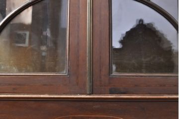 イギリスアンティーク　高級品　マホガニー材　象嵌入りで上品なデザインが目を引くキャビネット(ガラスケース、飾り棚、陳列棚)(R-052259)