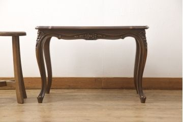 中古　カリモク家具(karimoku)　domani(ドマーニ)　Louis(ルイ)XVシリーズ　曲線が美しいサイドテーブル(センターテーブル、ローテーブル、コンソールテーブル)(R-052262)