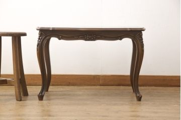 中古　カリモク家具(karimoku)　domani(ドマーニ)　Louis(ルイ)XVシリーズ　曲線が美しいサイドテーブル(センターテーブル、ローテーブル、コンソールテーブル)(R-052262)