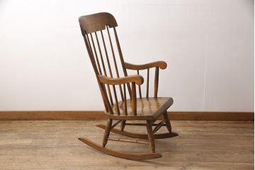 和製ビンテージ　キツツキ　ナラ材　カントリーやナチュラルスタイルに相性抜群なロッキングチェア(板座チェア、アームチェア、ヴィンテージ)(R-052263)