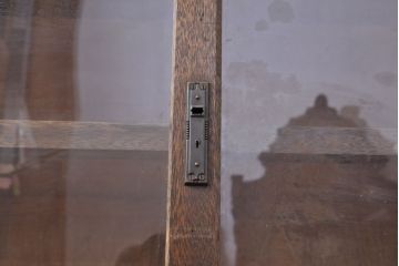 和製アンティーク　昭和初期　ゆらゆらガラスがレトロな雰囲気を醸し出す重ね戸棚(収納棚、食器棚、キャビネット)(R-052264)
