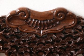 中古　高級唐木家具　カリン材　細やかな彫りの意匠が魅力的なベンチ(板座チェア、花梨材)(定価約89万円)(R-052274)