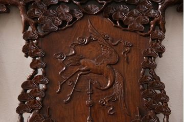 中古　高級唐木家具　カリン材　細やかな彫りの意匠が魅力的なベンチ(板座チェア、花梨材)(定価約89万円)(R-052274)