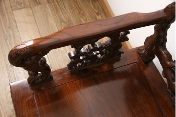 中古　高級唐木家具　カリン材　細やかな彫りの意匠が魅力的なベンチ(板座チェア、花梨材)(定価約89万円)(R-052274)
