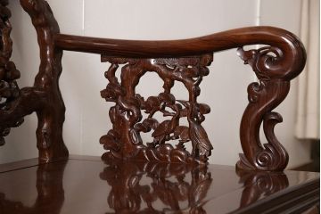 中古　高級唐木家具　カリン材　細やかな彫りの意匠が魅力的なベンチ(板座チェア、花梨材)(定価約89万円)(R-052274)