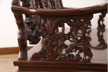 中古　高級唐木家具　カリン材　細やかな彫りの意匠が魅力的なベンチ(板座チェア、花梨材)(定価約89万円)(R-052274)