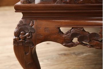 中古　高級唐木家具　カリン材　細やかな彫りの意匠が魅力的なベンチ(板座チェア、花梨材)(定価約89万円)(R-052274)