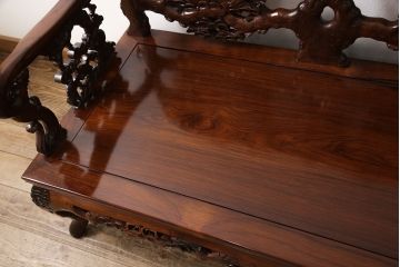 中古　高級唐木家具　カリン材　細やかな彫りの意匠が魅力的なベンチ(板座チェア、花梨材)(定価約89万円)(R-052274)
