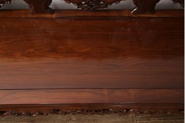 中古　高級唐木家具　カリン材　細やかな彫りの意匠が魅力的なベンチ(板座チェア、花梨材)(定価約89万円)(R-052274)