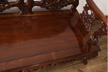 中古　高級唐木家具　カリン材　細やかな彫りの意匠が魅力的なベンチ(板座チェア、花梨材)(定価約89万円)(R-052274)